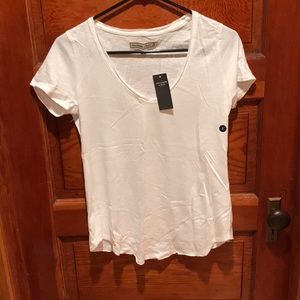 NWT Abercrombie and Fitch white v neck t-shirt